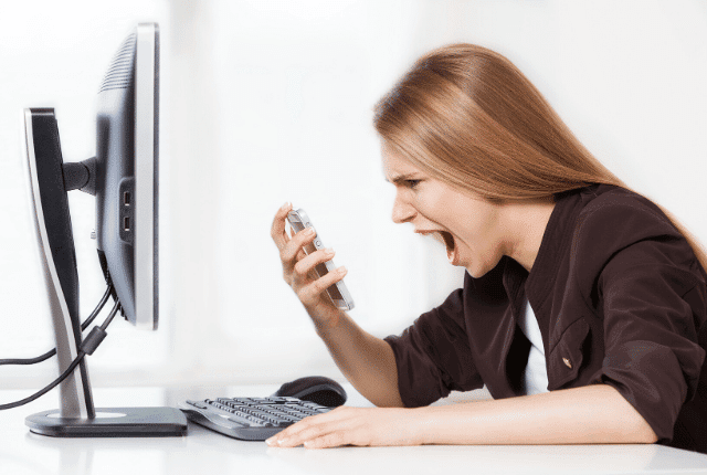 לקוחה לא מרוצה, לקוחה כועסת בטלפון