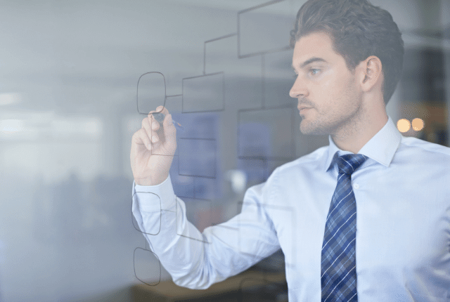 כותב על לוח שקוף