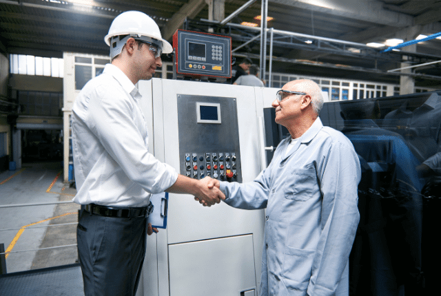 מנהל לוחץ יד לעובד